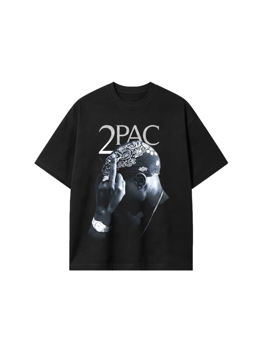 Camiseta oversized Tupac Middle Finger preta, estampa frontal com retrato do artista fazendo gesto e logo 2Pac