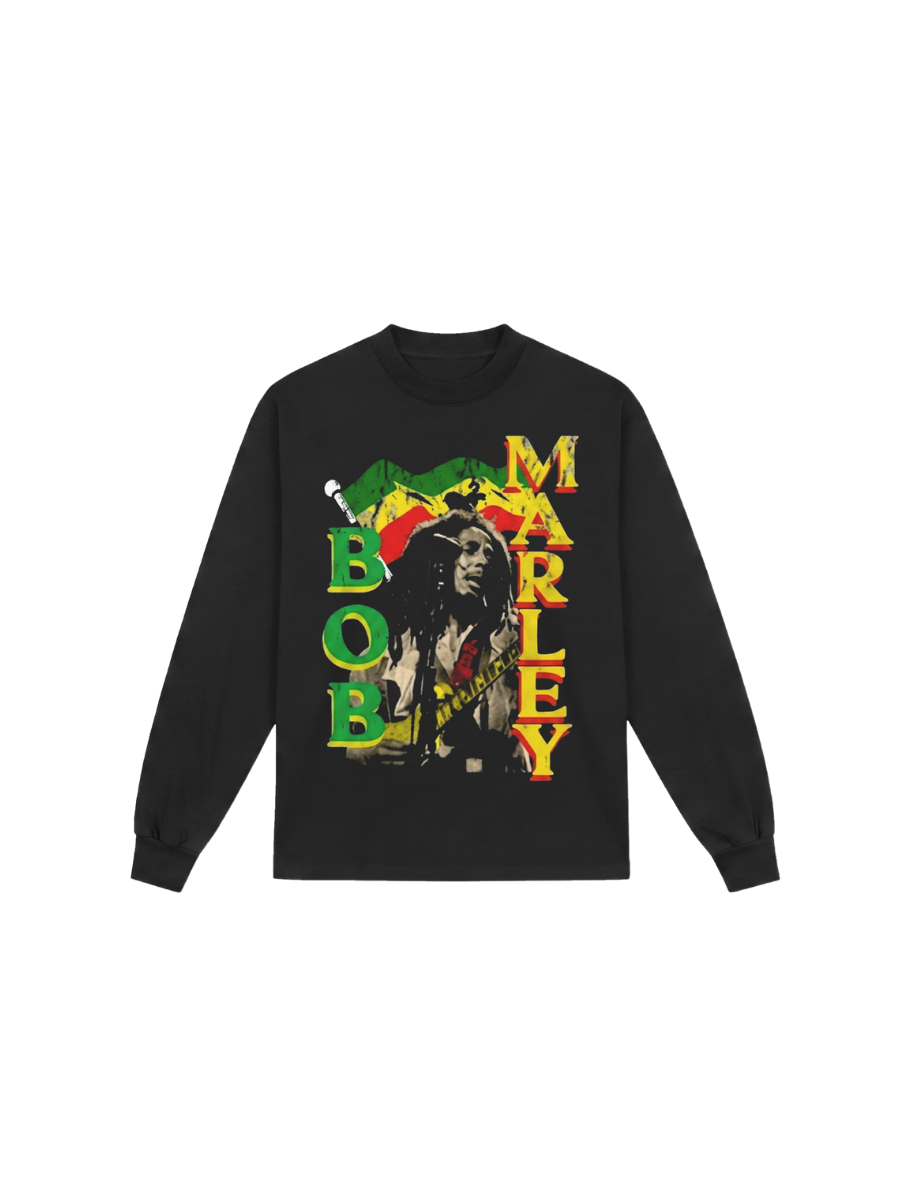 Camiseta manga longa Bob Marley Rasta preta, estampa frontal com foto do artista com violão e nome vertical em verde amarelo e vermelho