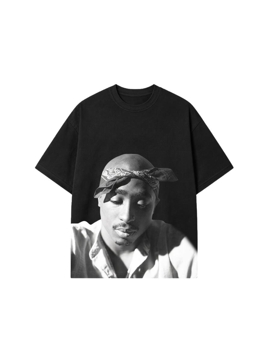 Camiseta oversized Tupac Gothic Cross preta, estampa frontal com retrato do artista em preto e branco